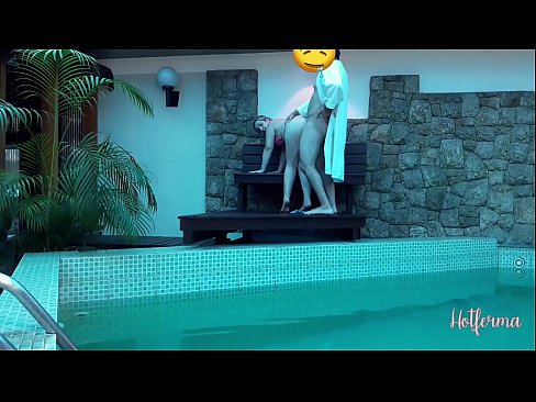 ❤️ Boss xizmetkarê vedixwîne hewzê, lê nikarî li ber germiyekê bisekine Tenê porno li porno ku.zoomporno.ru