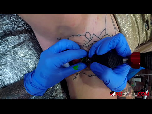 ❤️ Keçika pir tattookirî Sully Savage tattooek li ser klîtorê xwe kir. Tenê porno li porno ku.zoomporno.ru